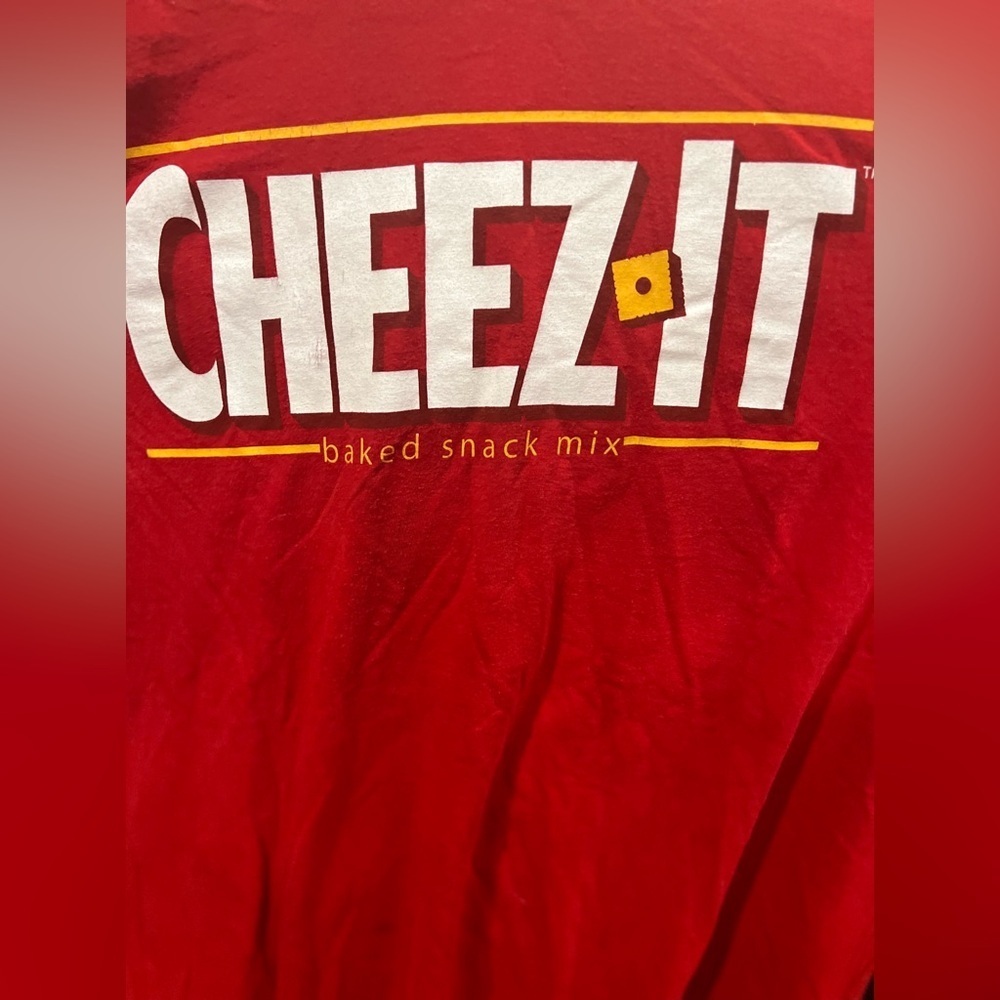 CHEEZ-IT t-shirt size 2XL in GUC